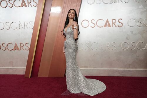 Demi Moore brilla en la alfombra roja de los Premios Óscar 2025