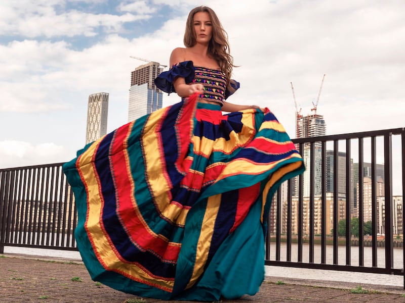 ¿Qué son los vestidos colombianos? La tendencia más elegante y moderna que todas quieren