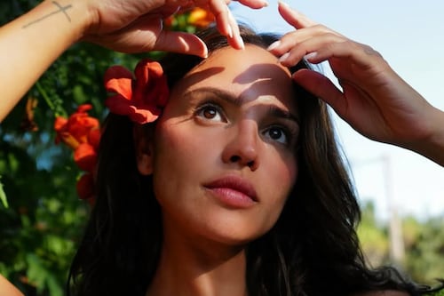 “Parece una sirena”: Eiza González deslumbra con elegante vestido negro “coquette”