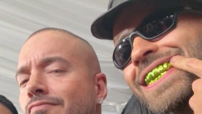 Feid criticado por sus dientes en los Grammy 2026