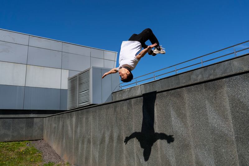 El parkour, cuyo nombre tiene un origen francés (parcours du combattant, o carreras de obstáculos), es una disciplina que se basa en el desplazamiento de un punto a otro de una forma fuera de lo convencional, sometiendo a tu cuerpo a pruebas cuyo elemento base es la espectacularidad. Foto: Magnific.