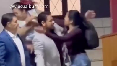 Madre de familia golpeó a una docente dentro del colegio en Cuenca - Fuente: Video de X