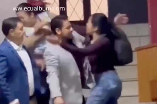 Madre de familia golpeó a una docente dentro del colegio en Cuenca