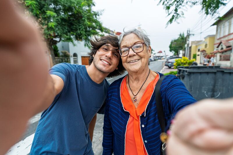 Crecer con una abuela disminuye la soledad, la depresión y el estrés, y fortalece la identidad familiar.