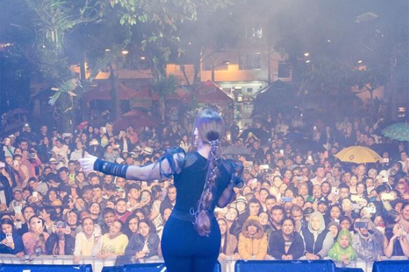 Paola Jara una vez más luce espectacular en sus presentaciones.