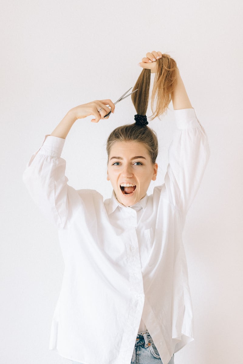 ¿Adiós al clásico? El corte de pelo “en seco” que promete un cambio de look fabuloso y elegante