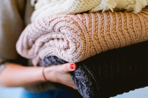 El sencillo tip para evitar que la ropa huela a humedad: la clave está en la cantidad de jabón