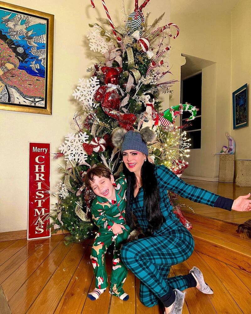 Maribel Guardia y su nieto posando con su árbol de Navidad este 2022