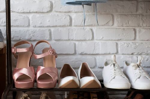 ¿Hasta nunca, tacones? Estos son los cómodos y elegantes zapatos que arrasarán en 2025