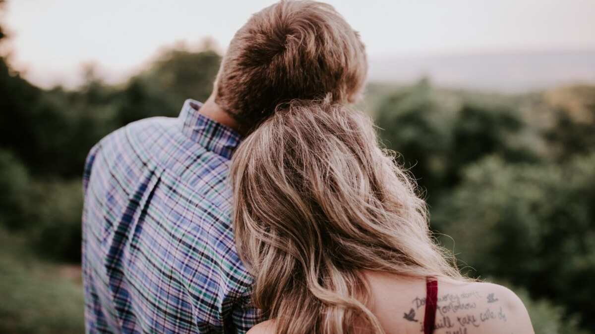 Un hombre dice mucho sobre sus sentimientos e intenciones con sus gestos