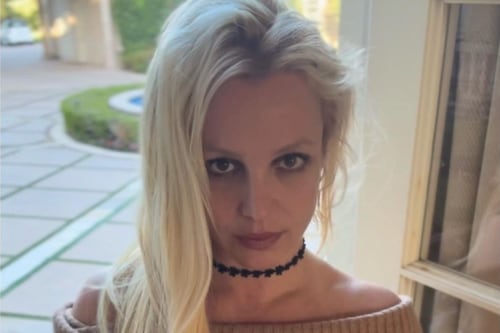 Acusan a Britney Spears de hacer topless en hotel de lujo