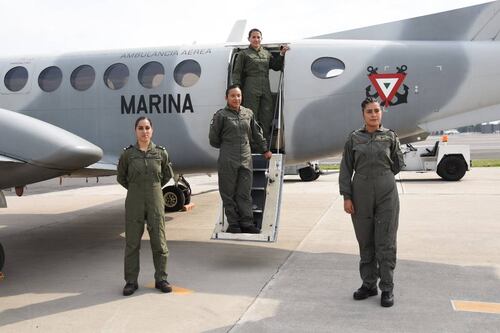 Crea Marina la primera tripulación aérea integrada por mujeres