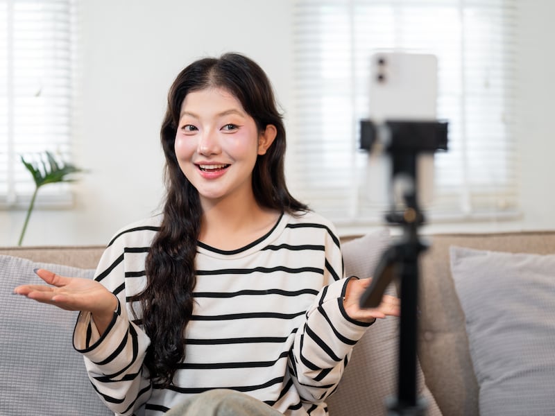 Influencers bajo la lupa: China exige credenciales profesionales a creadores de contenido