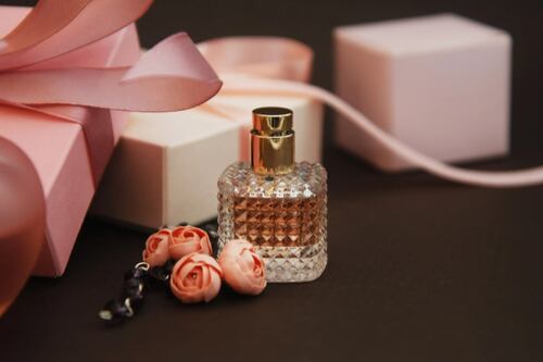 ¿Adiós perfumes líquidos? La fragancias sólidas arrasan en 2025: son la solución para llevar siempre en el bolso