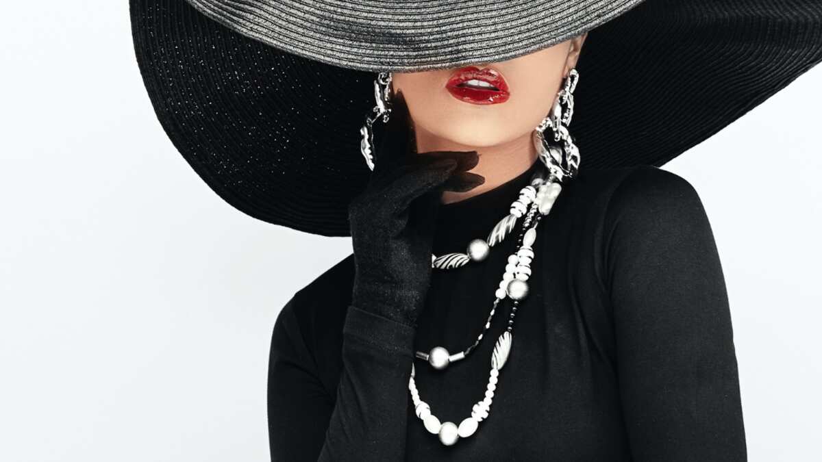 Evita estos accesorios o podrían sumarte años y te restarían elegancia.