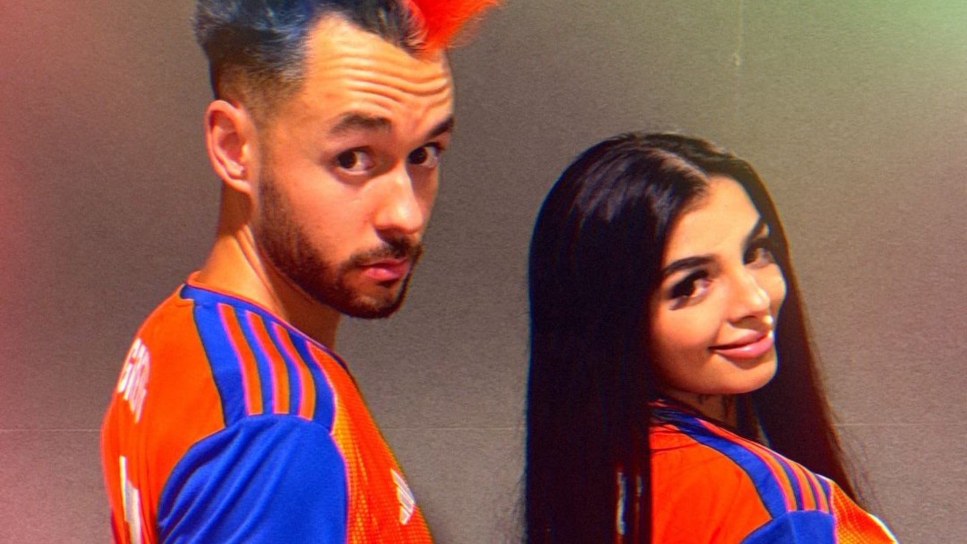 The Grefg cumplió su promesa de una foto en tanga y regalarle una camiseta del "Los Saiyans" a Karely Ruiz.