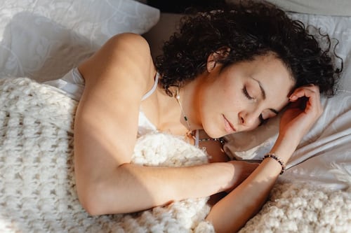 El lado de la cama en el que duermes revela rasgos de tu personalidad, según estudio: ¿qué delata?