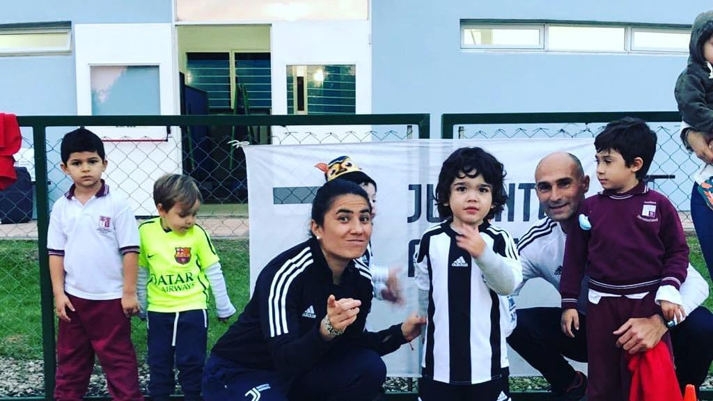 Los programas de Mabel Velarde se centran en el fútbol terapeútico para prevenir y erradicar violencia.