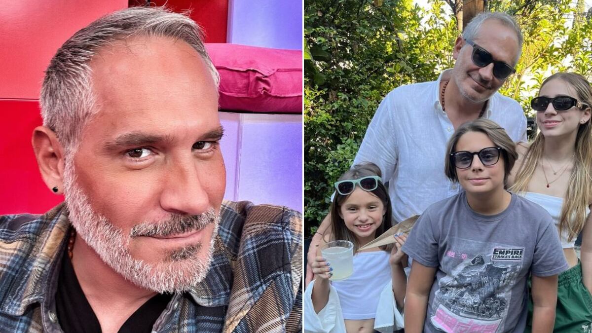 Arath de la Torre junto a sus tres hijos