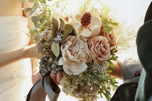 ¿Adiós a las clásicas rosas? Las flores para boda que arrasan como las más buscadas en su decoración