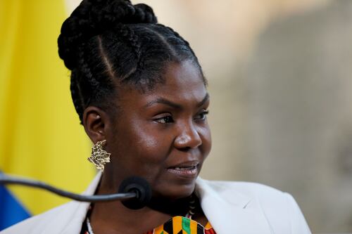 “Ella inspira a las niñas colombianas”: autora feminista Chimamanda Adichie alabó a Francia Márquez