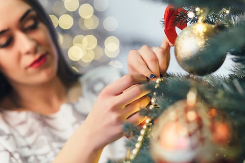 Ésta es la nueva técnica de luces navideñas que sólo los más pacientes logran: deja tu árbol espectacular