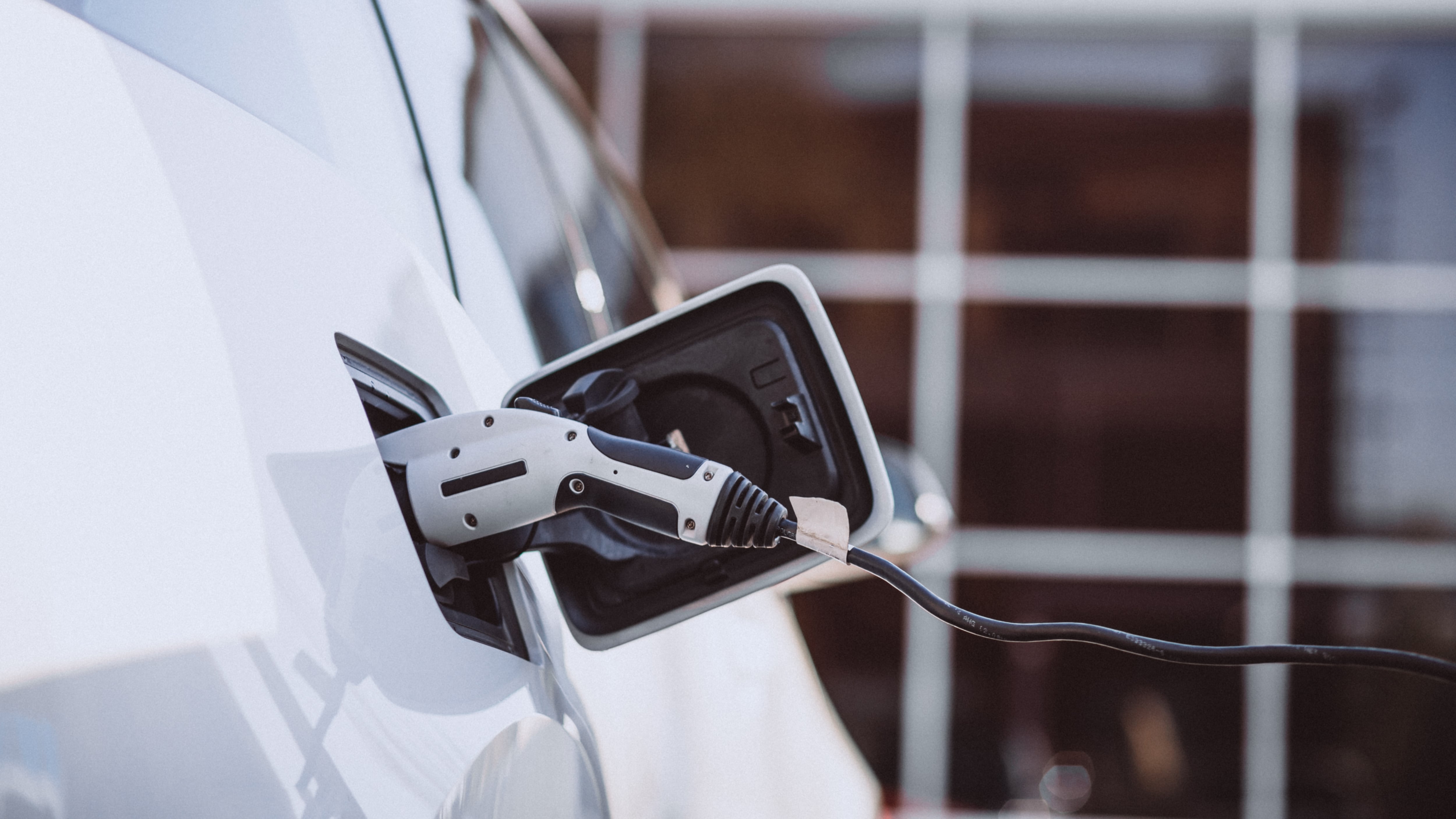 En la carrera hacia una movilidad más limpia, los autos híbridos y eléctricos se han convertido en protagonistas. Foto: Freepik.