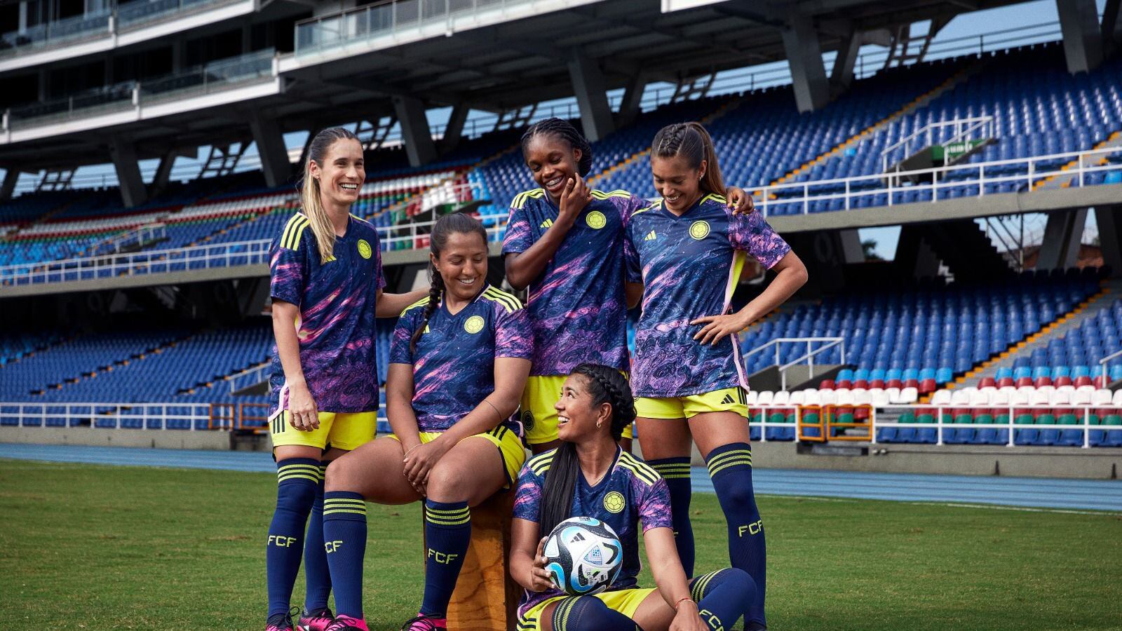 Selección Femenina de Futbol Colombiano usando la nueva camiseta del equipo