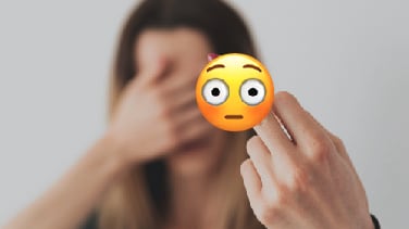 Mujer con seña obscena