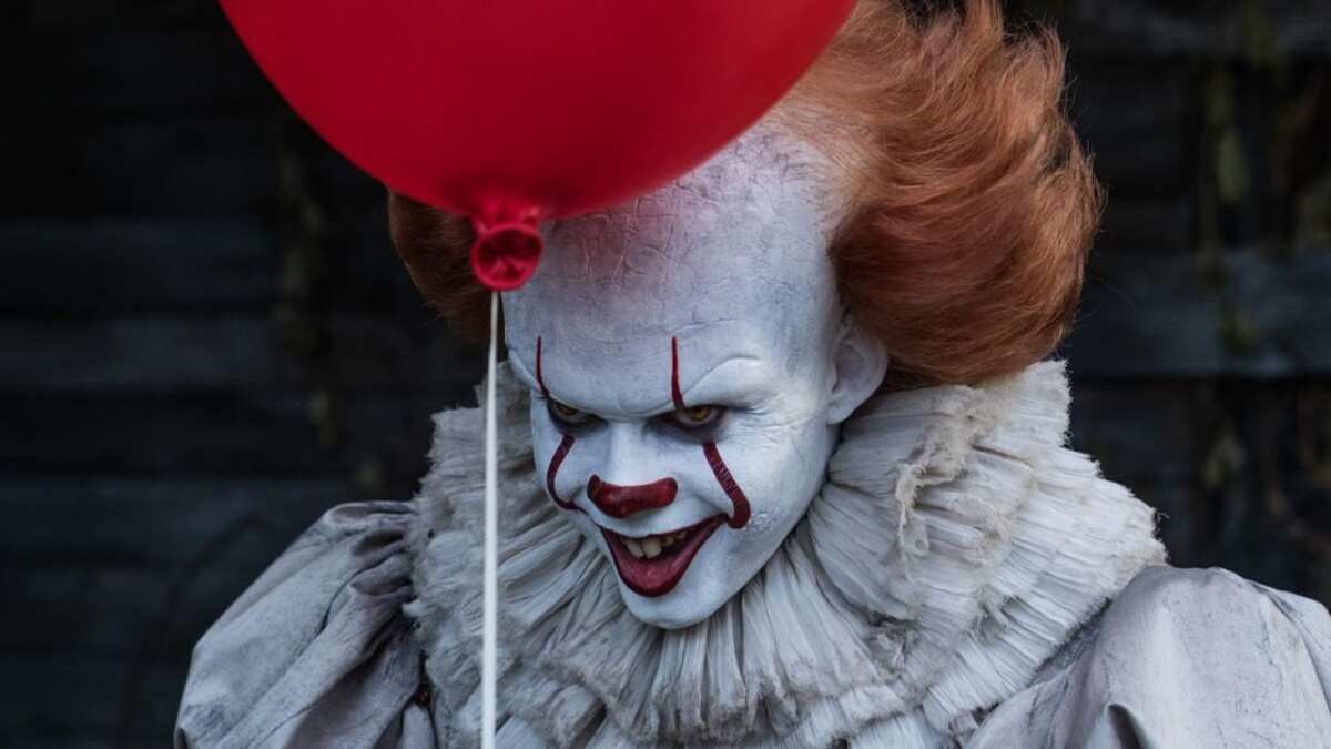 El actor detrás del payaso Pennywise en 'It' es de los más guapos de Hollywood