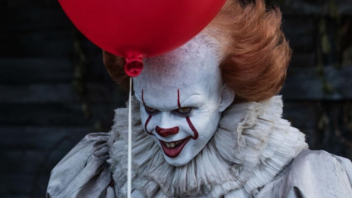 El actor detrás del payaso Pennywise en 'It' es de los más guapos de Hollywood