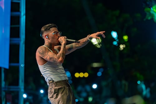 VIDEO: Se le rompe el pantalón a Rauw Alejandro y enloquece a sus fans