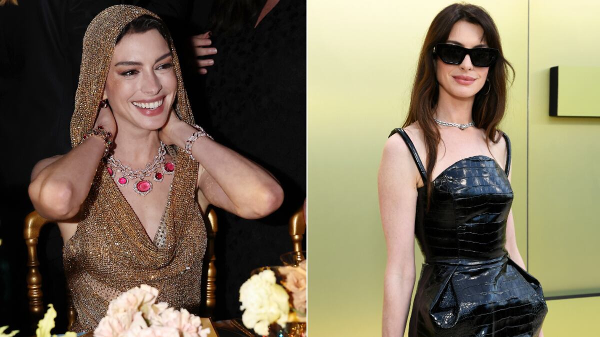 Anne Hathaway se robó las miradas con un increíble vestido rojo Versace.