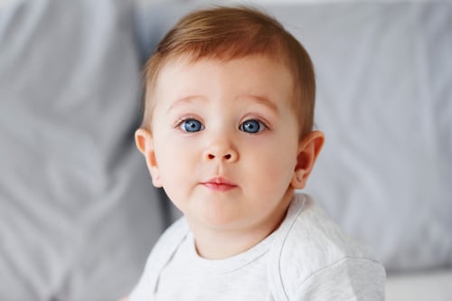 ¡Adiós a los nombres largos! El nombre para niño de solo 4 letras que conquista a toda Europa