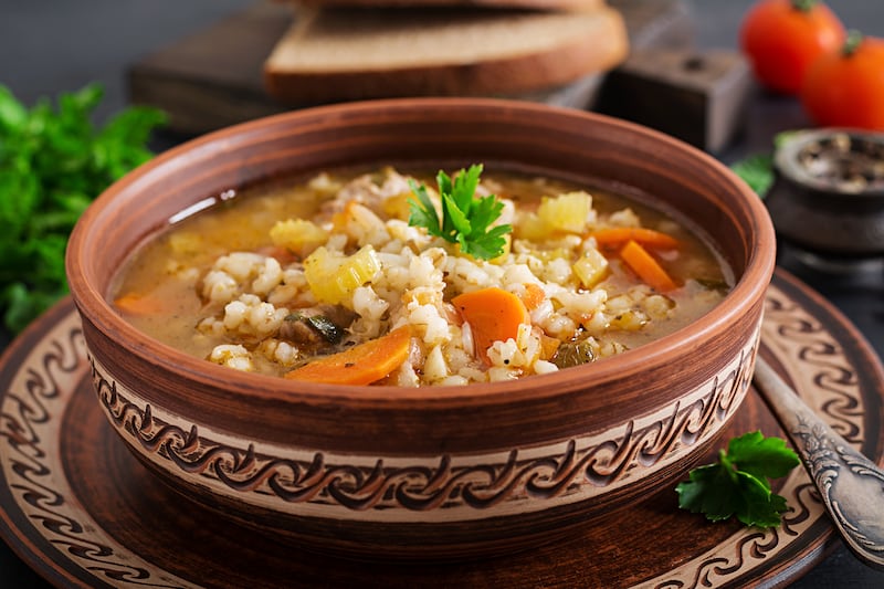 Sopa de avena con verduras