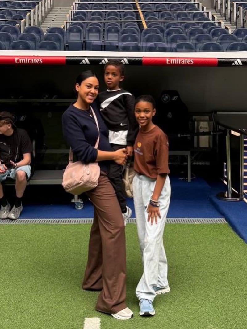 Sharon Escobar junto a sus hijos