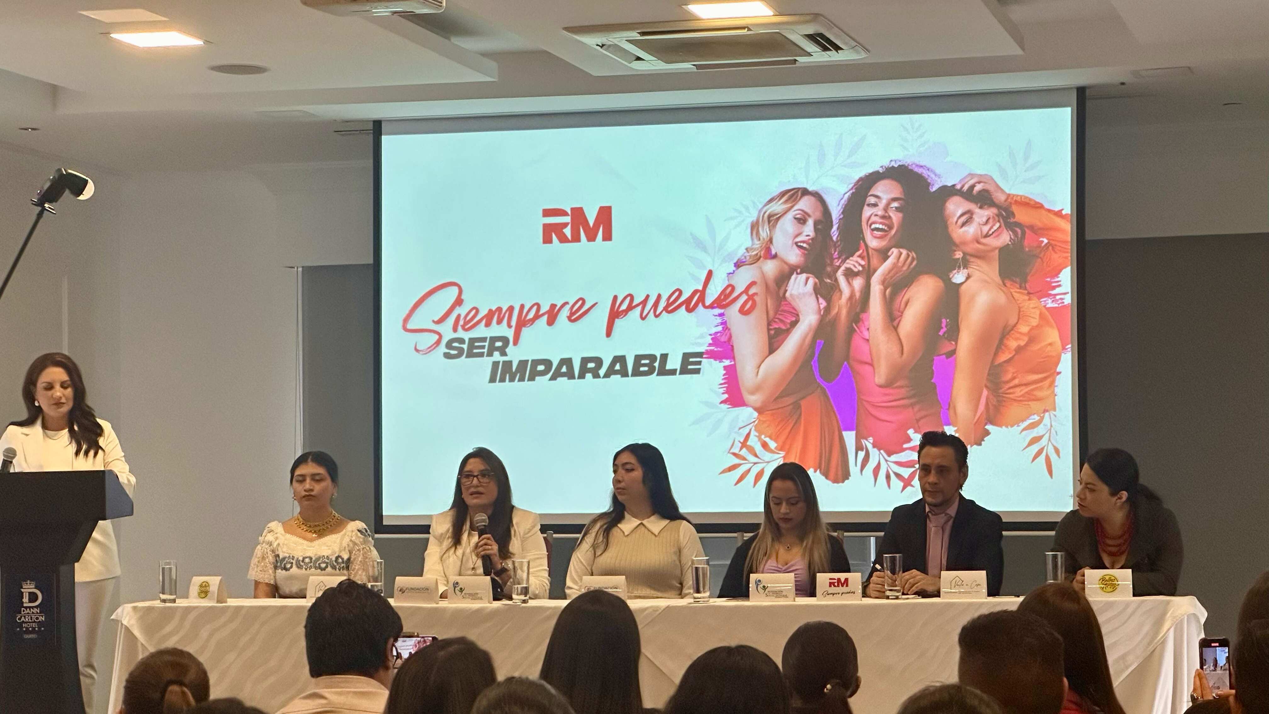 De izquierda a derecha: Ñusca Picuasi, Soledad Hermosa, Samanta Vaca, Yadira Tobar, Diego Padilla y Diana Astudillo.