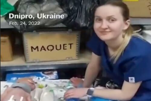 Ucrania: la impactante imagen de bebés recién nacidos trasladados a un refugio antiaéreo