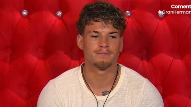 Tras una semana sin placa de eliminación el reality Gran Hermano ya definió los tres participantes que están con riesgo de abandonar la casa estudio en Argentina. Se trata de Scarlette Gálvez, Raimundo cerda y Francisca Maira, quienes fueron los más botados por sus compañeros para dejar el encierro.
En cuarto lugar se encontraba Ignacia Michelson, sin embargo fue salvada por la influencer iCata, quién se encuentra con inmunidad tras ganar la prueba del líder.
Con esto, uno de los tres participantes deberá abandonar el programa de Chilevisión el próximo domingo cuando se cierren las votaciones del público.
Jennifer Galvarini, la querida Pincoya, fue una de las participantes que le entregó dos votos a Rai, argumentando que sintió que le falló en dos oportunidades. Esto, a pesar que él la salvó la de la placa, cuando fue el líder de la casa.
En total, el rubio recibió siete votos de sus compañeros.
iCata, en tanto, le dio dos votos a Francisca Maira, puesto que consideró que llegó con una energía negativa, en su regreso por repechaje, pero aclaró que no era nada personal contra la blonda.
Fran obtuvo 10 puntos, quedando en segundo lugar de las más votadas.
Scarlette, recibió un total de 13 votos y se posicionó en primer lugar, respecto a las preferencias de sus compañeros para dejar el programa.
Los cuatro fantásticos, por su parte (Cony, Pincoya, Hans y Jorge) se encuentran con inmunidad durante dos semanas, como premio al ser los más antiguos del reality, quienes ingresaron el día uno en el mes de junio.