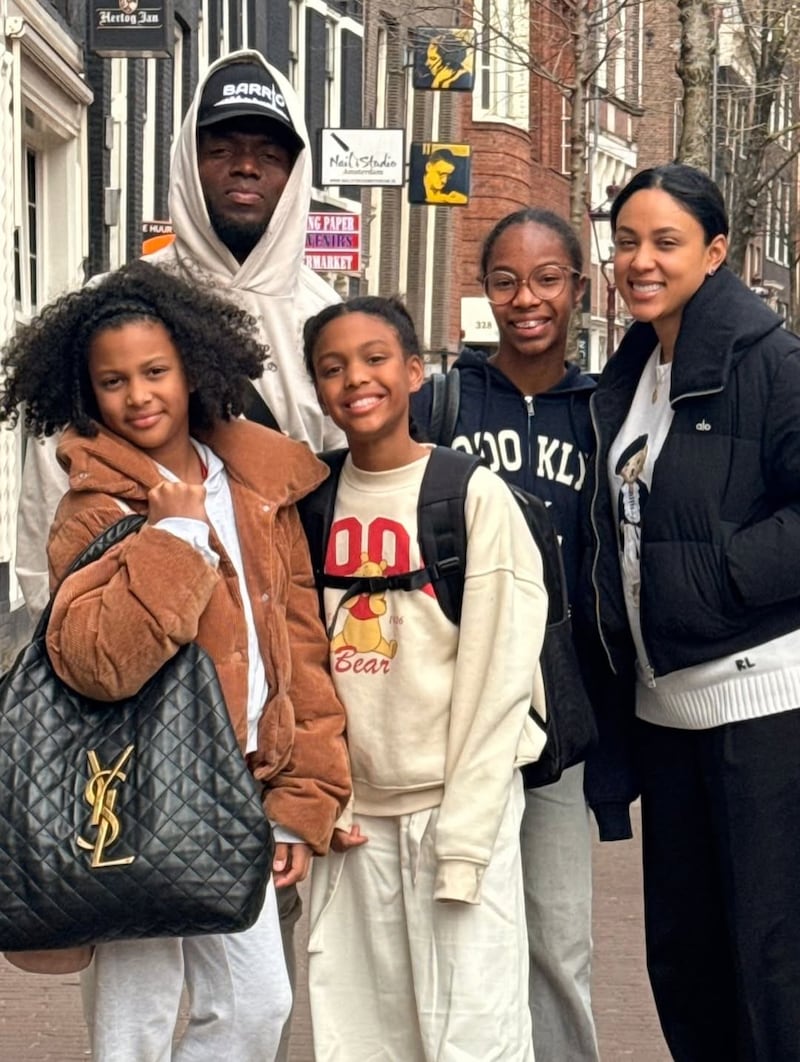 Enner Valencia junto a Sharon Escobar y sus hijas