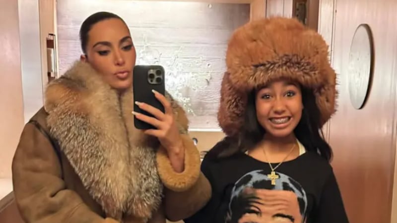 “¿Y los límites?" Kim Kardashian defiende la libertad de estilo de su hija de 12 años tras aparecer con tatuajes falsos