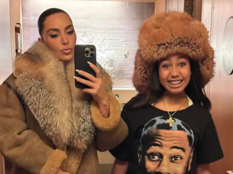 “¿Y los límites?" Kim Kardashian defiende la libertad de estilo de su hija de 12 años tras aparecer con tatuajes falsos