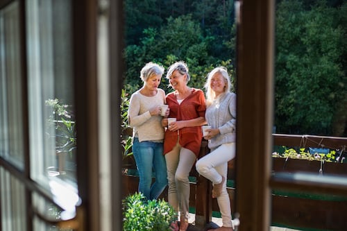 Cohousing femenino: la alternativa para vivir acompañadas y evitar la soledad que conquista a las mujeres mayores