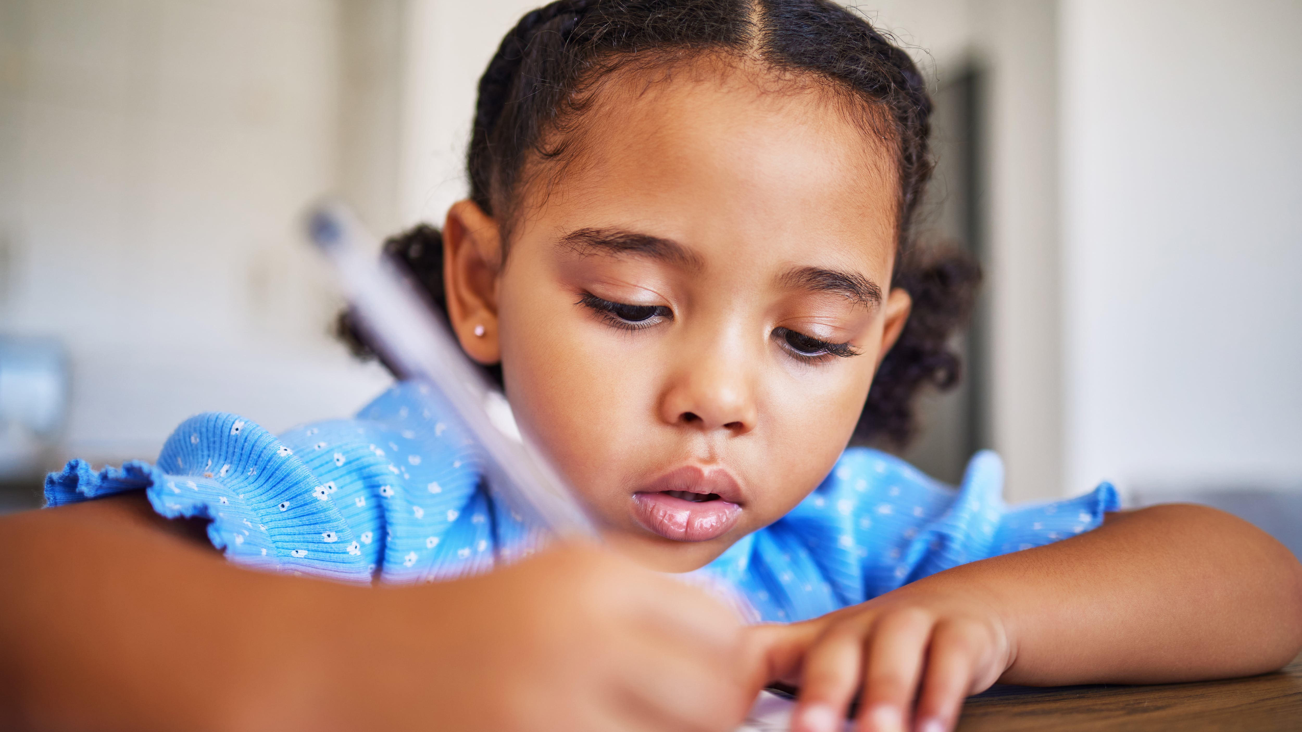 Más que tinta y papel: la ciencia revela por qué escribir a mano potencia el aprendizaje