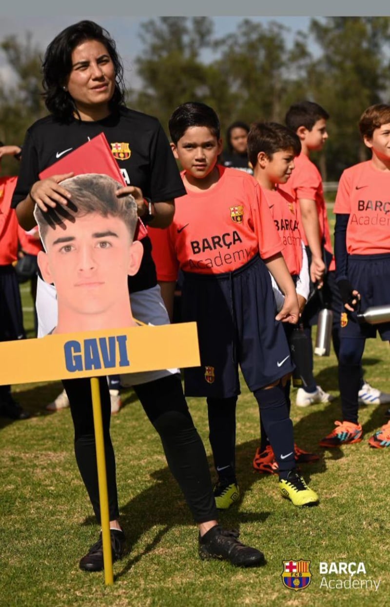 Mabel inició en el fútbol desde los 5 años y ahora entrena a niños, niñas, mujeres y hombres.