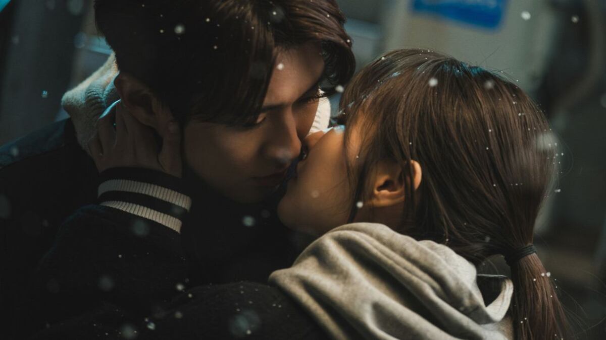 Escena de la serie 'Luces, cámara, ¡amor!'