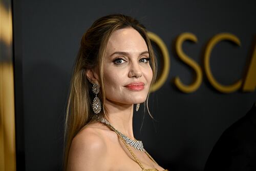 Angelina Jolie y su hijo Knox revelan cómo ayudan a sus seres queridos afectados por los incendios en Los Ángeles