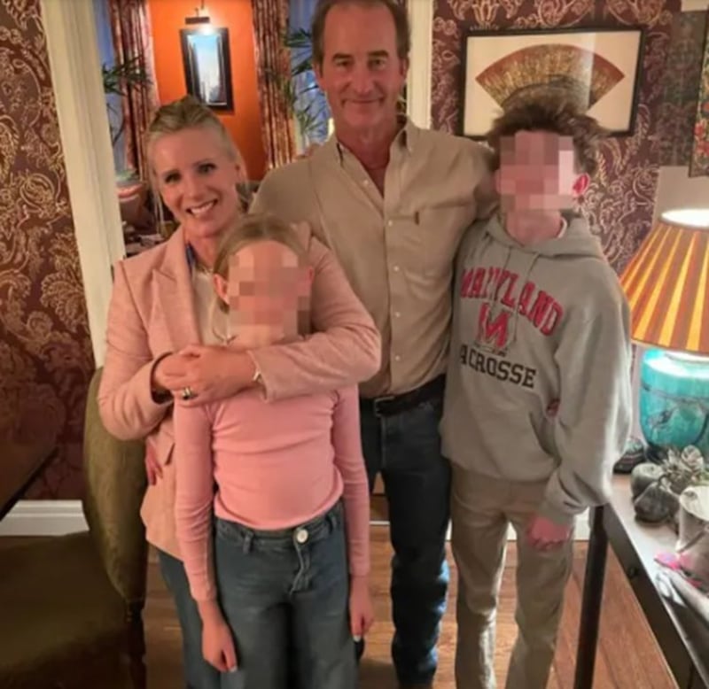 Kristin Cabot junto a su esposo y sus hijos