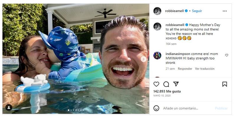 Robbie Amell junto a su esposa e hijo