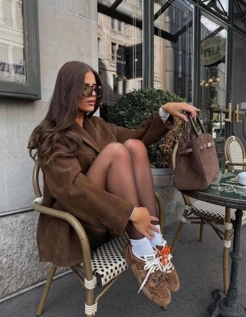 Look con tenis marrones